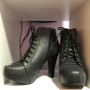 Heeled boots *send me your best offer*